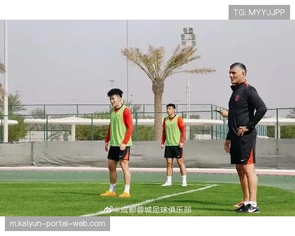 阿洛伊西弃三中卫改打四后卫 高位逼抢初见成效但失误频频 阿洛伊西弃三中卫改打四后卫 高位逼抢初见成效但失误频频